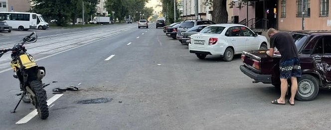 В Саратове 16-летняя мотоциклистка угодила под колёса «семёрки» В Саратове 16-летняя мотоциклистка угодила под колёса «семёрки»