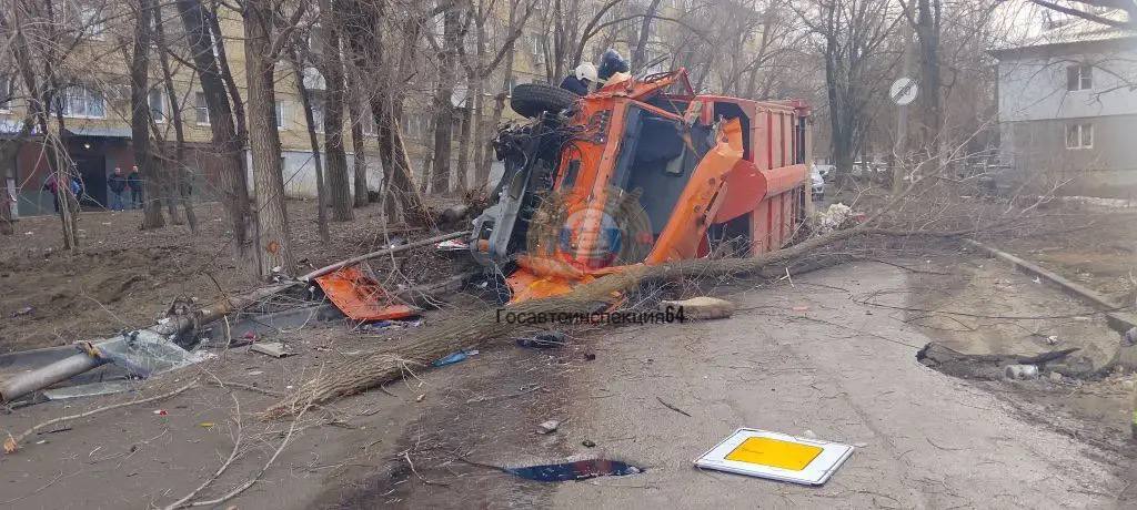 В Саратове мусоровоз опрокинулся после столкновения с деревом: есть пострадавший В Саратове мусоровоз опрокинулся после столкновения с деревом: есть пострадавший