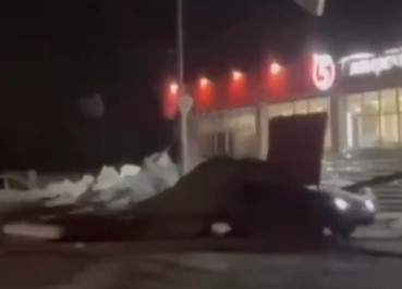 В саратовском селе мужчину убило куском сорванной кровли В саратовском селе мужчину убило куском сорванной кровли