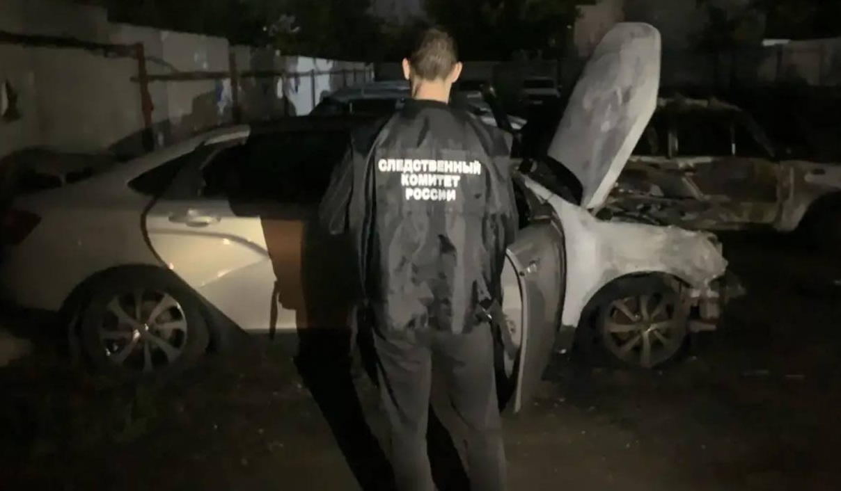 В Саратове мужчина заживо сгорел в полыхавшей машине