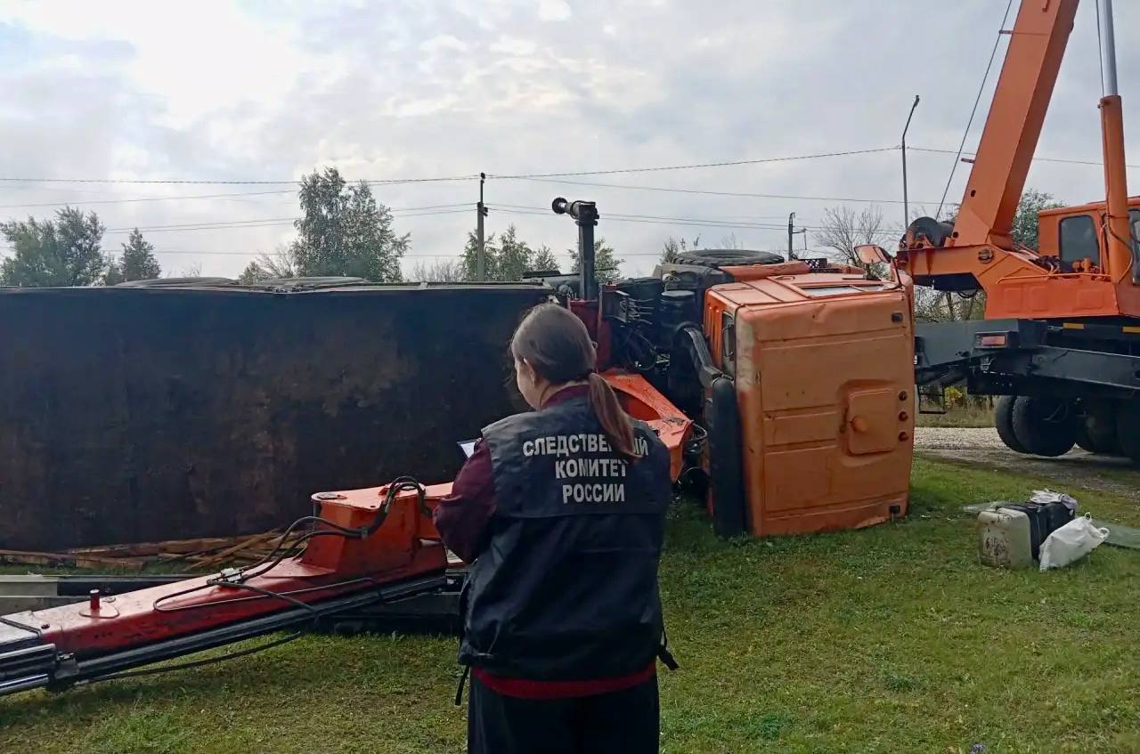 На рабочего рухнул грузовик со столбом в Саратовской области