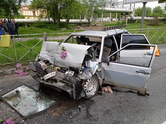 В Саратове "девятка" въехала в автобус, водитель погиб