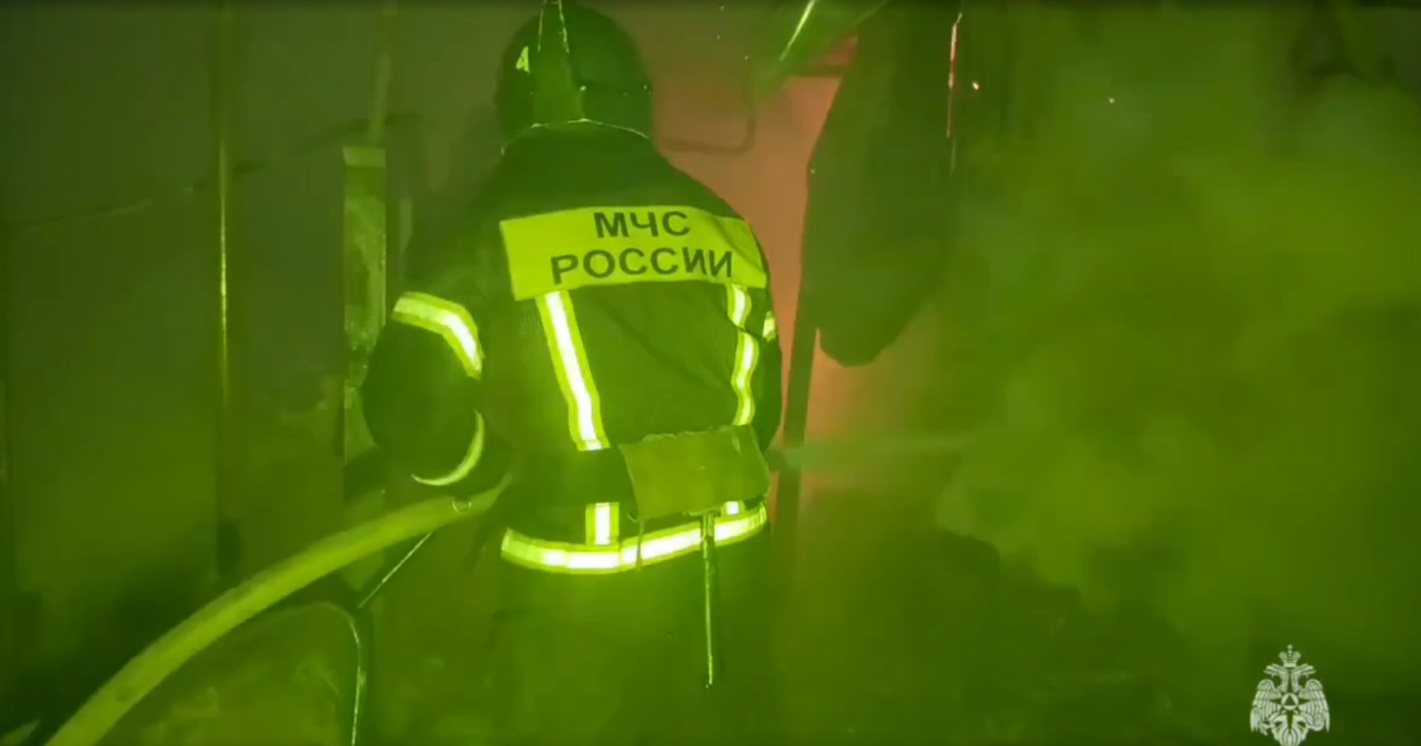 Ночью пять пожарных расчетов тушили полыхавший дом на Новоузенской