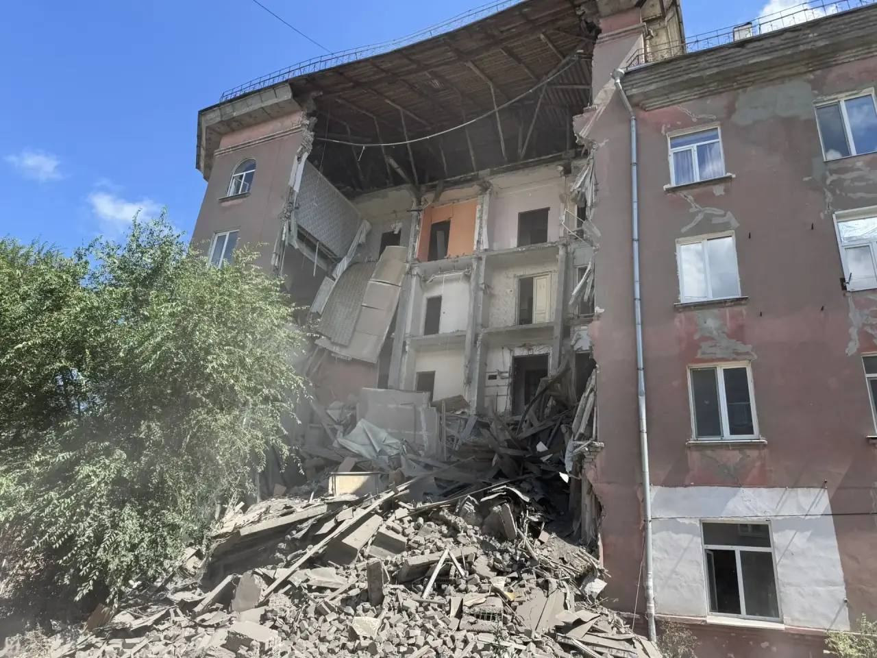 Жильцы вернулись в частично обрушившийся дом на Крымской в Саратове Жильцы вернулись в частично обрушившийся дом на Крымской в Саратове