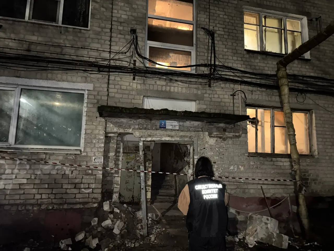 В Саратове в пятиэтажке обрушилась часть подъезда