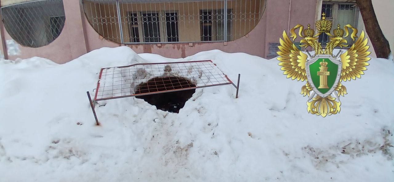 В центре Саратова ребенок упал в открытый канализационный люк