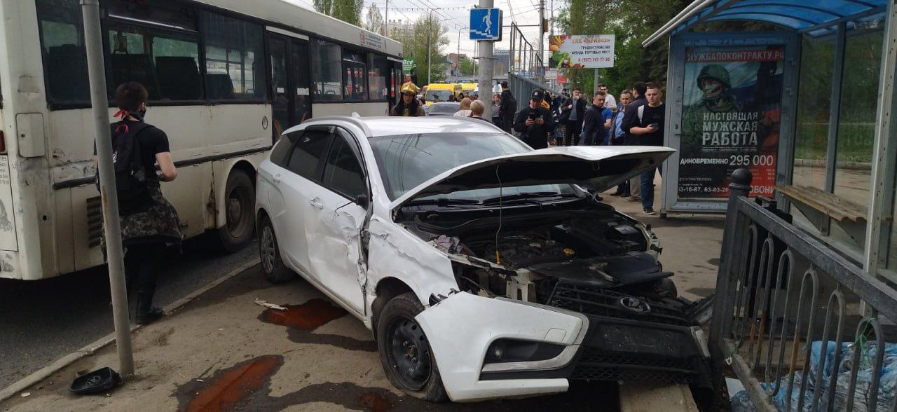 В Саратове произошла массовая авария с участием автобуса и трех автомобилей