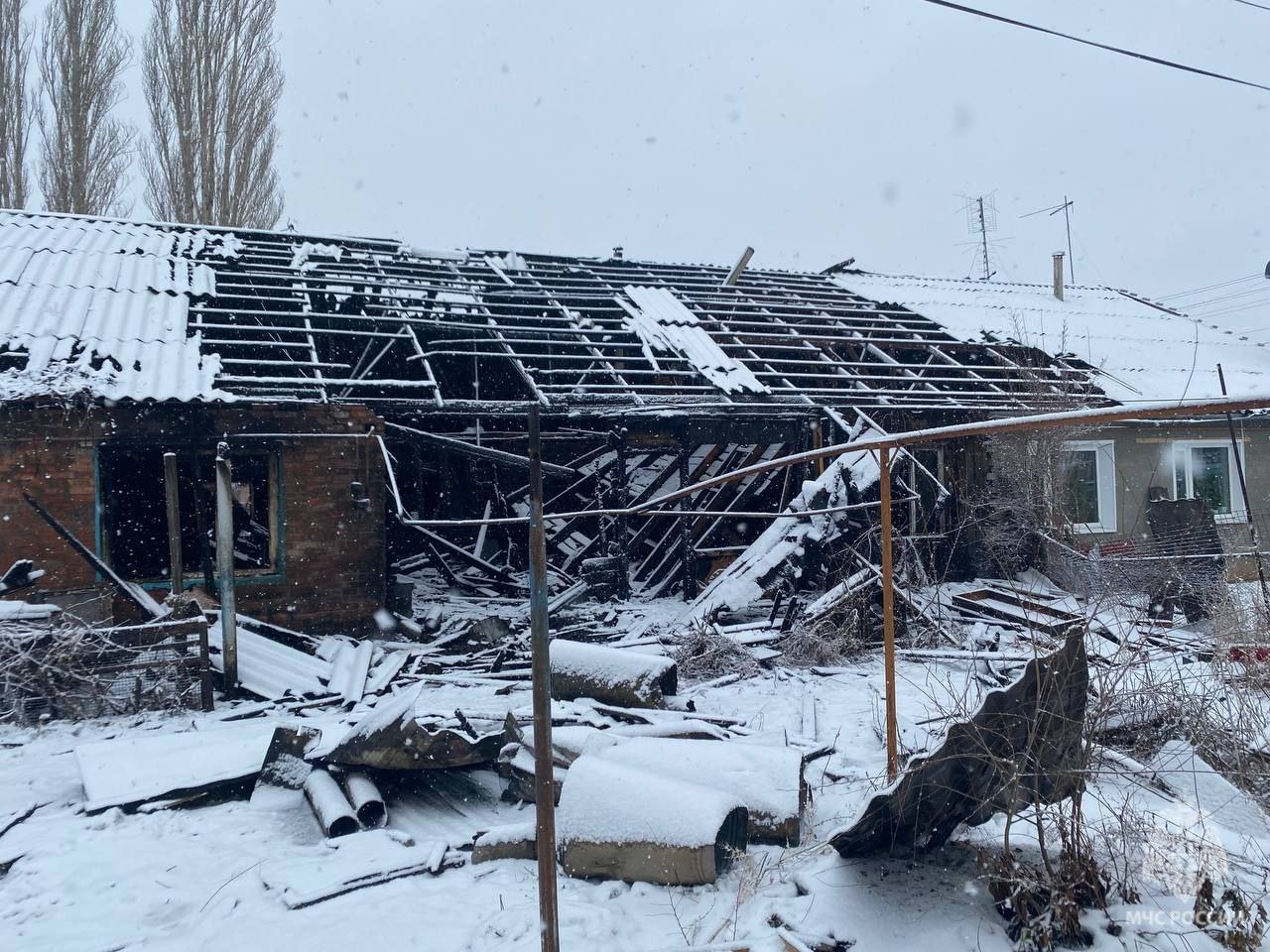 Двое мужчин надышались дымом в горящем доме в Саратовской области