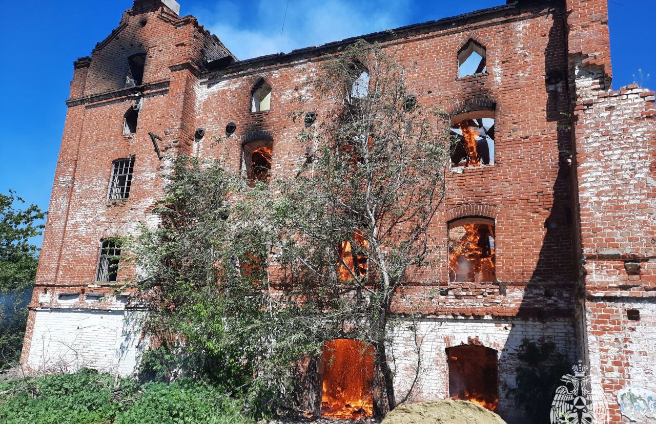 Старинная мельница сгорела в Саратовской области