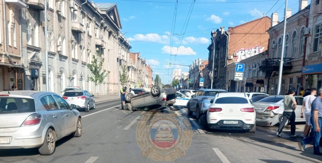 В массовом ДТП на Московской опрокинулся на крышу «Ниссан»