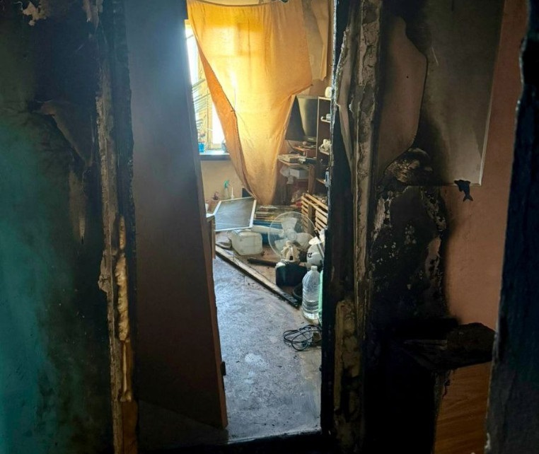 Из горящей в Саратове девятиэтажки огнеборцы вывели заблокированного в квартире мужчину