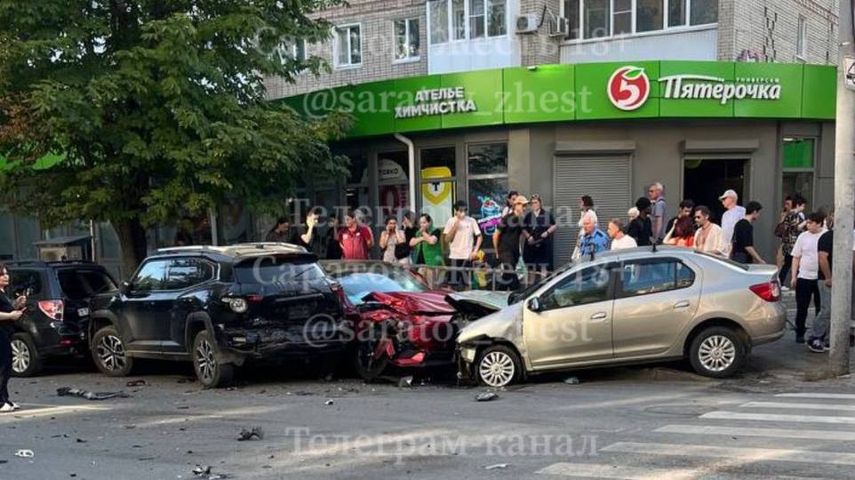 В центре Саратова девушка-пешеход погибла при столкновении 5 автомобилей