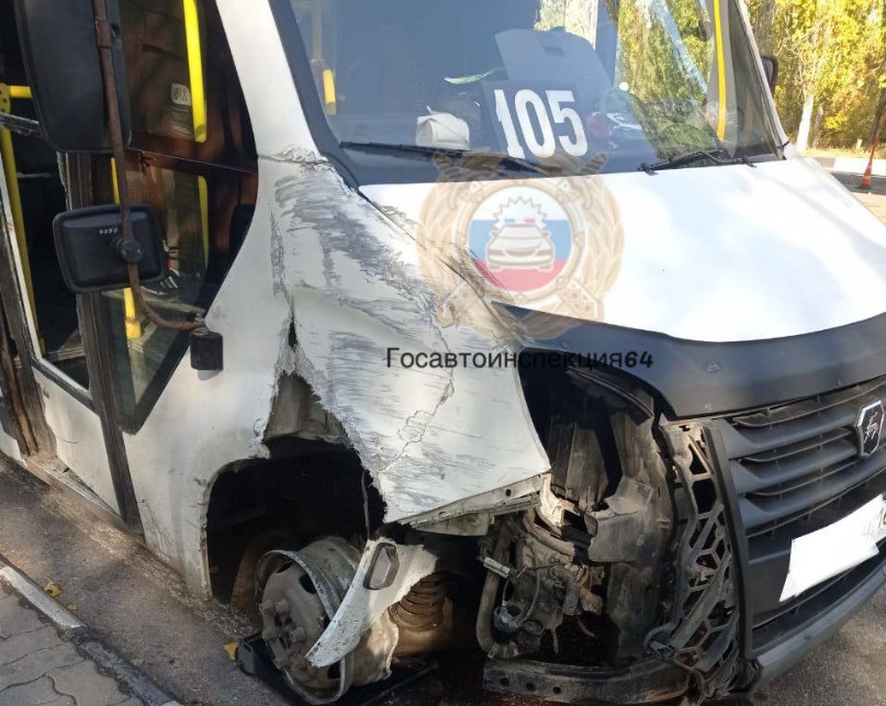 Водитель саратовской маршрутки потерял сознание за рулем и попал в ДТП Водитель саратовской маршрутки потерял сознание за рулем и попал в ДТП