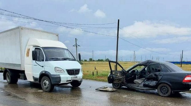Водитель грузовика устроил ДТП в саратовском райцентре, потерпевшая потеряла ребёнка