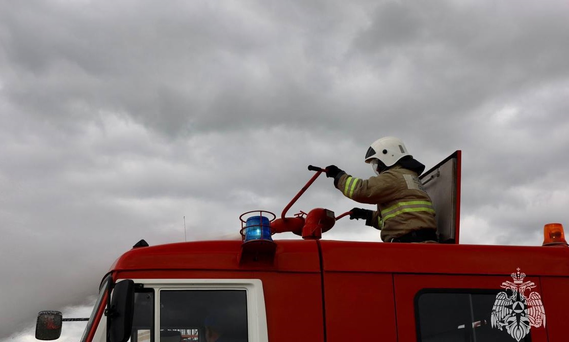 Из горящей пятиэтажки в Саратове на Крымской эвакуировали 20 человек