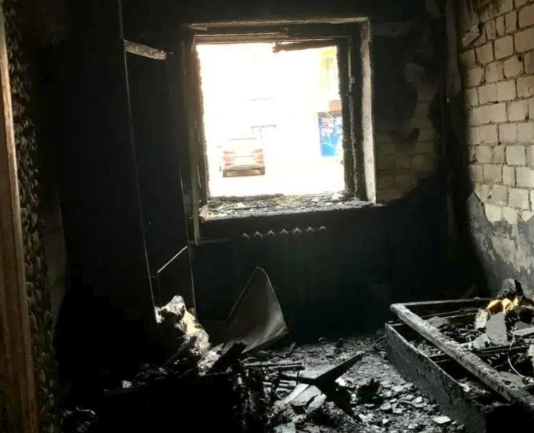 Из-за короткого замыкания в саратовской четырёхэтажке сгорела комната