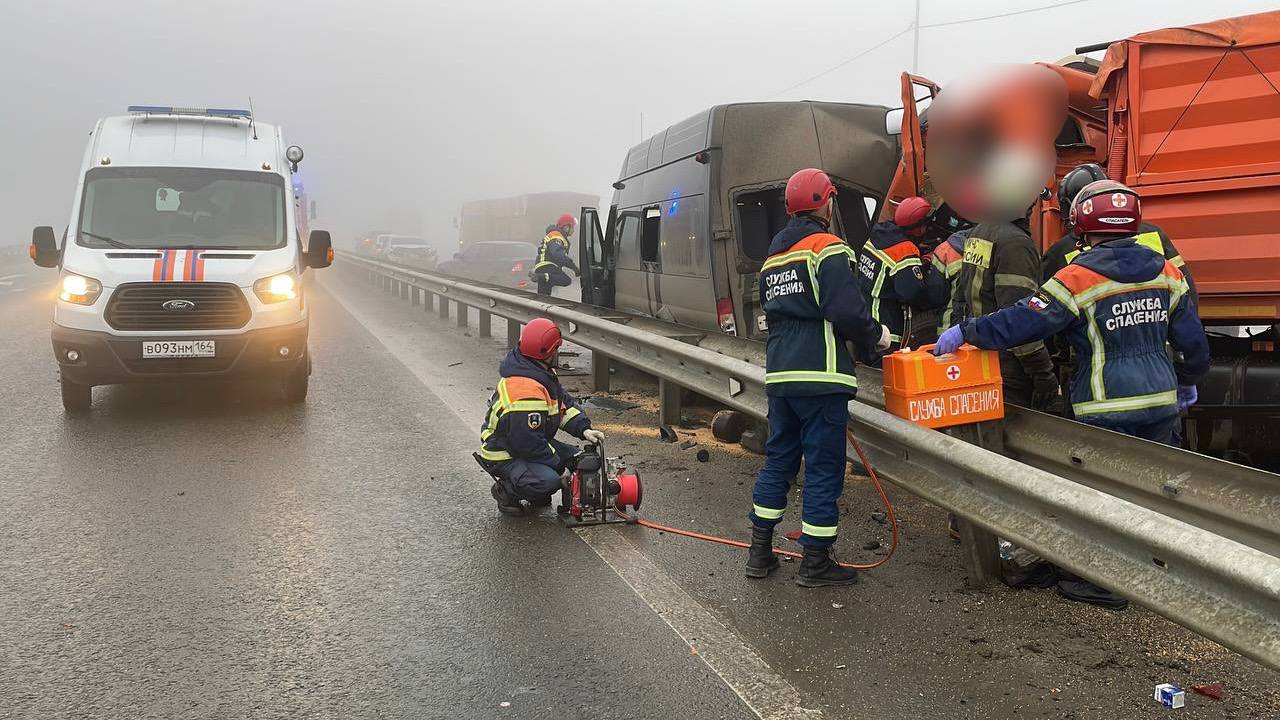 Шесть машин столкнулись на выезде из Саратова, есть пострадавшие