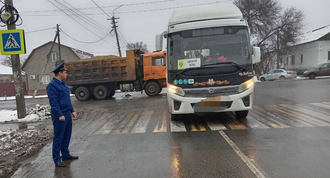 В Балашове «КамАЗ» влетел в пассажирский автобус: есть пострадавшие В Балашове «КамАЗ» влетел в пассажирский автобус: есть пострадавшие