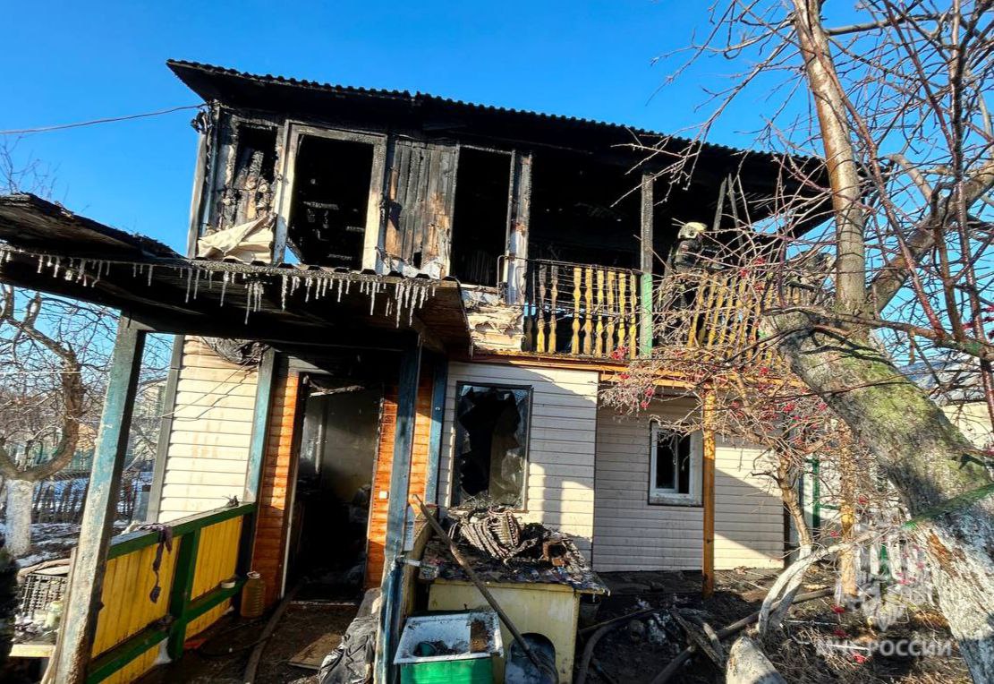 После пожара на даче в Саратове госпитализировали 91-летнюю пенсионерку