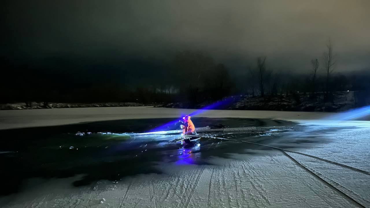 Пожилой саратовец ушёл на рыбалку и провалился под лёд