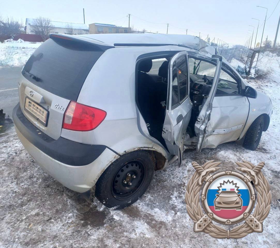 В саратовском селе иномарка влетела в опору ЛЭП, пострадали три человека