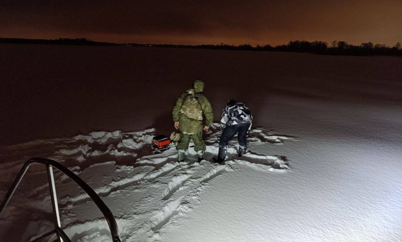 Под Саратовом двое рыбаков на мотособаке попали в ледяную ловушку