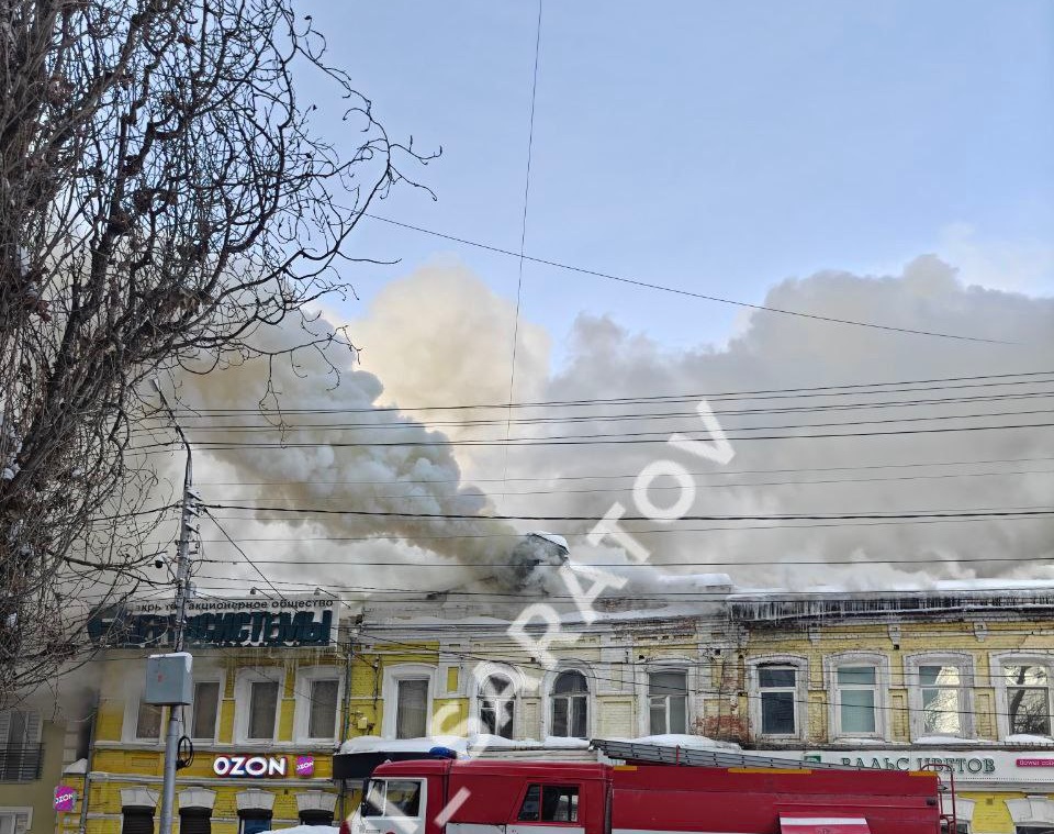 В центре Саратова горит вековое двухэтажное здание