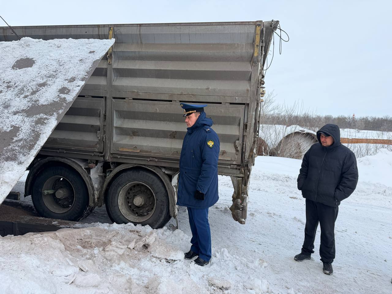 Мужчина погиб при падении в бункер с гречкой на саратовском предприятии