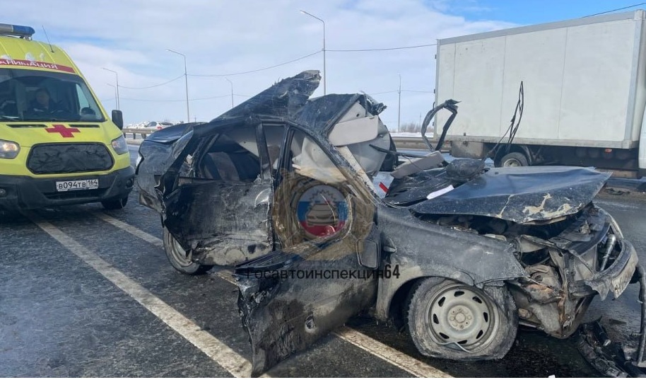 В массовой аварии на окраине Саратова погибла 29-летняя автоледи