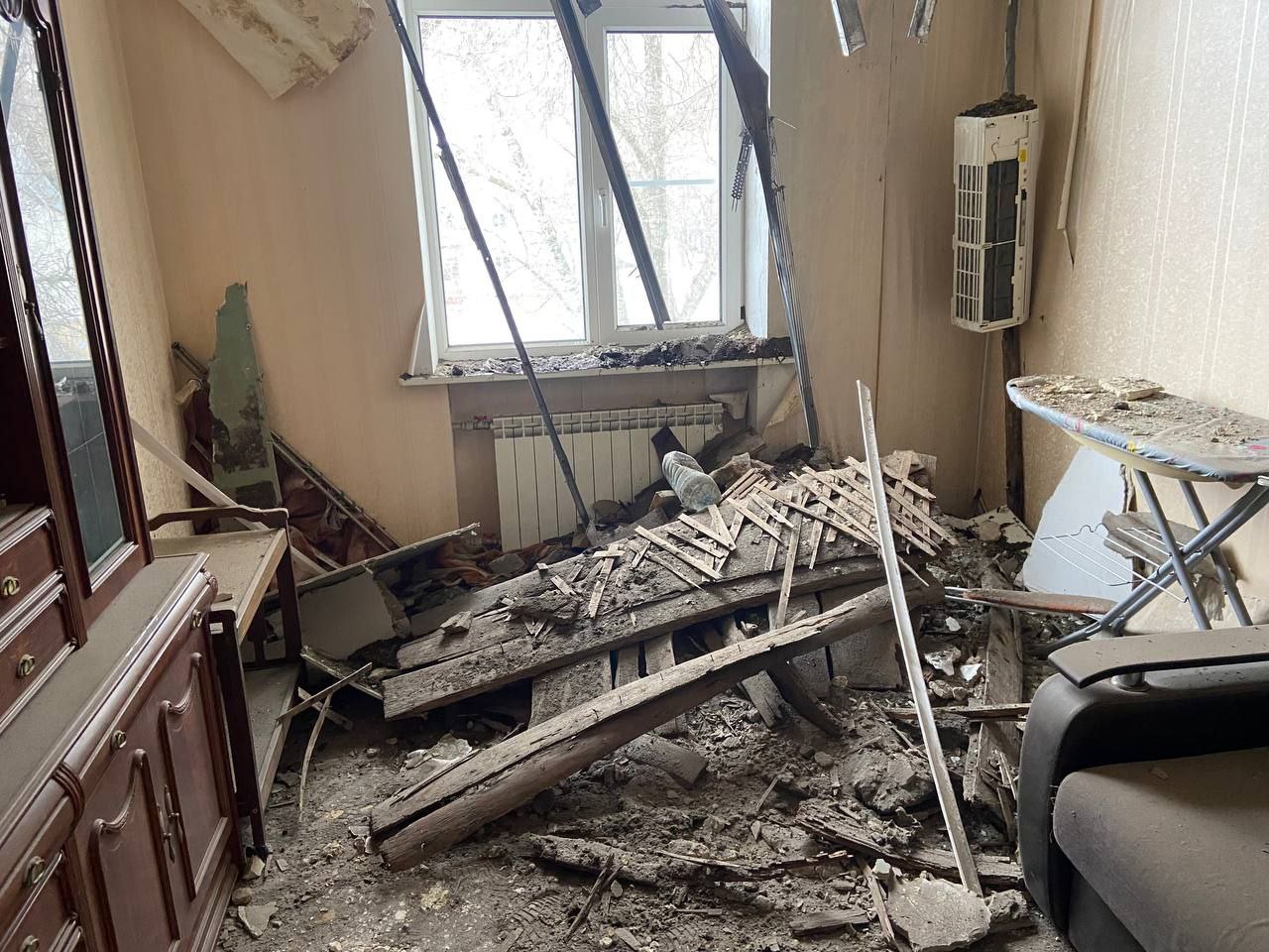 Потолок обрушился в доме-памятнике на проспекте 50 лет Октября в Саратове Потолок обрушился в доме-памятнике на проспекте 50 лет Октября в Саратове