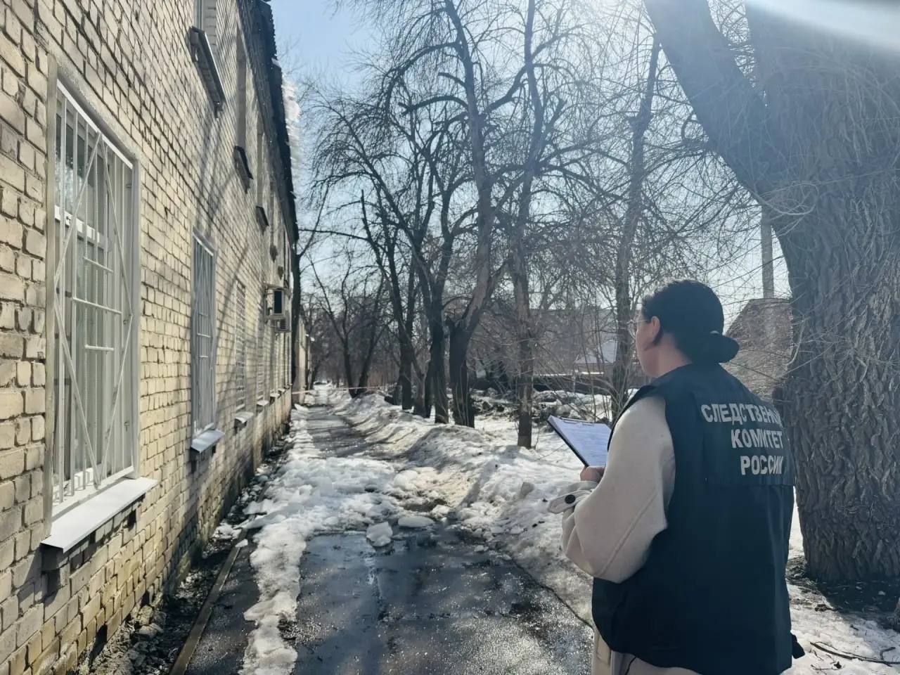 Подросток пострадал от упавшей с крыши наледи в Заводском районе Саратова