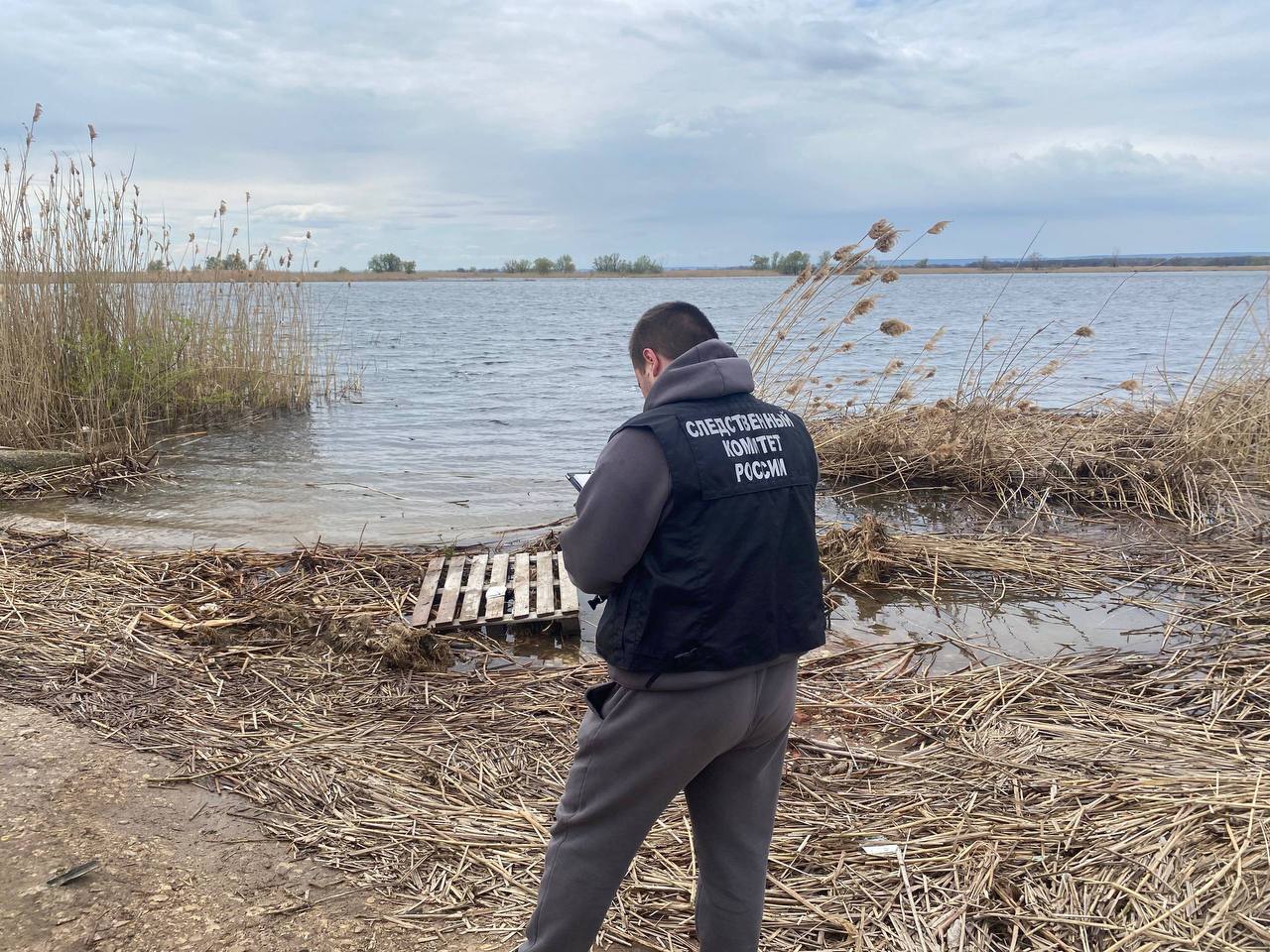 На берегу реки саратовцы обнаружили тело женщины