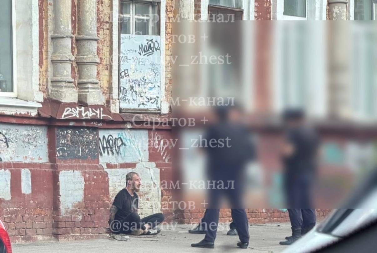 В центре Саратова мужчина зарезал прохожего до реанимации