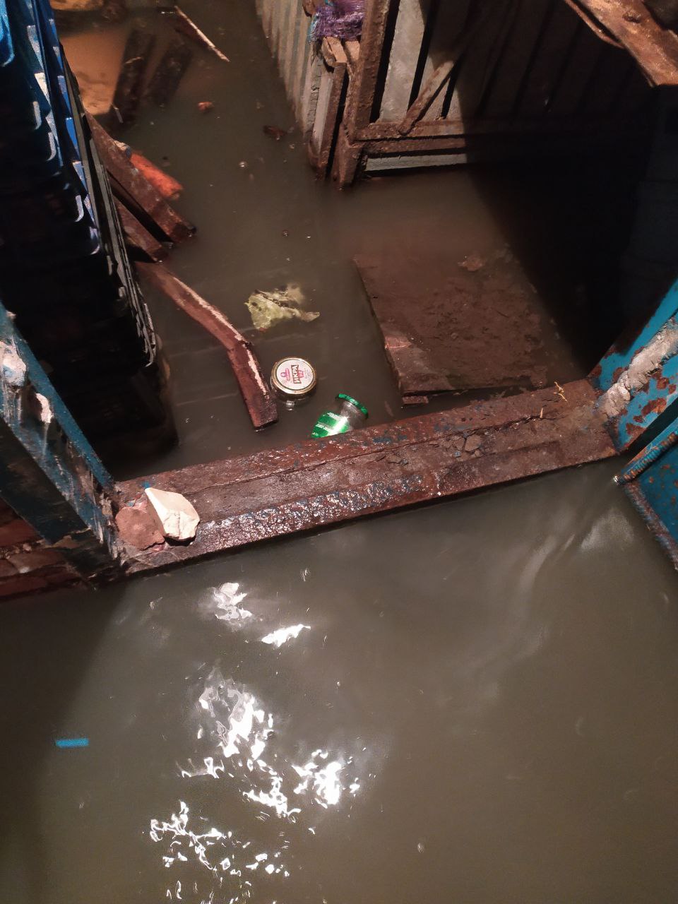 зайти в дом невозможно