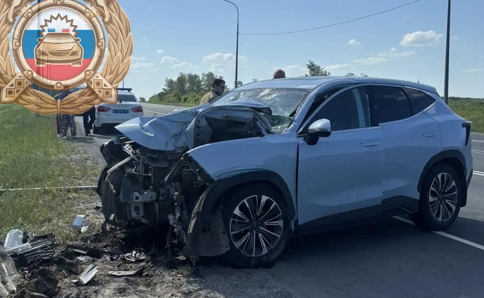 Под Саратовом кроссовер врезался в столб: двое в больнице Под Саратовом кроссовер врезался в столб: двое в больнице