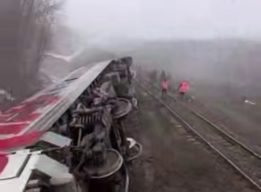 Пассажирский поезд сошел с рельсов в соседнем с Саратовской областью регионе