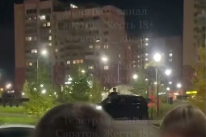Саратовец без прав катал по парку вылезших в окно легковушки друзей Саратовец без прав катал по парку вылезших в окно легковушки друзей