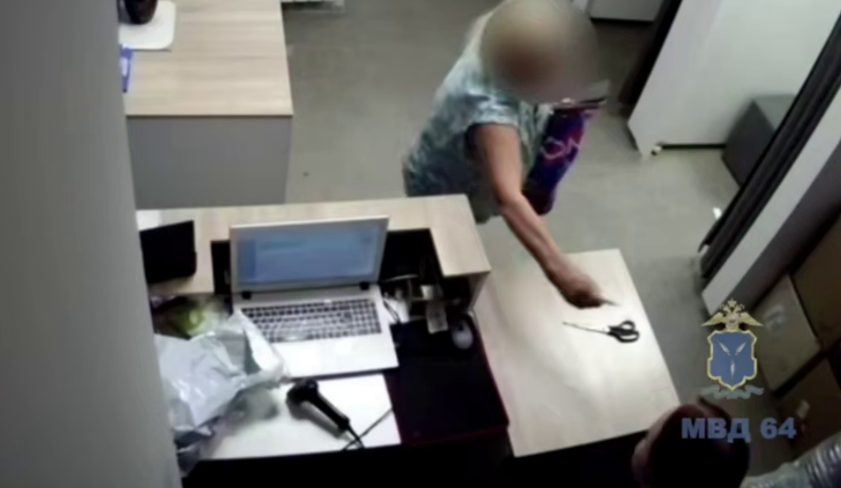 В Саратове 77-летняя старушка угрожала канцелярским ножом работнице пункта выдачи
