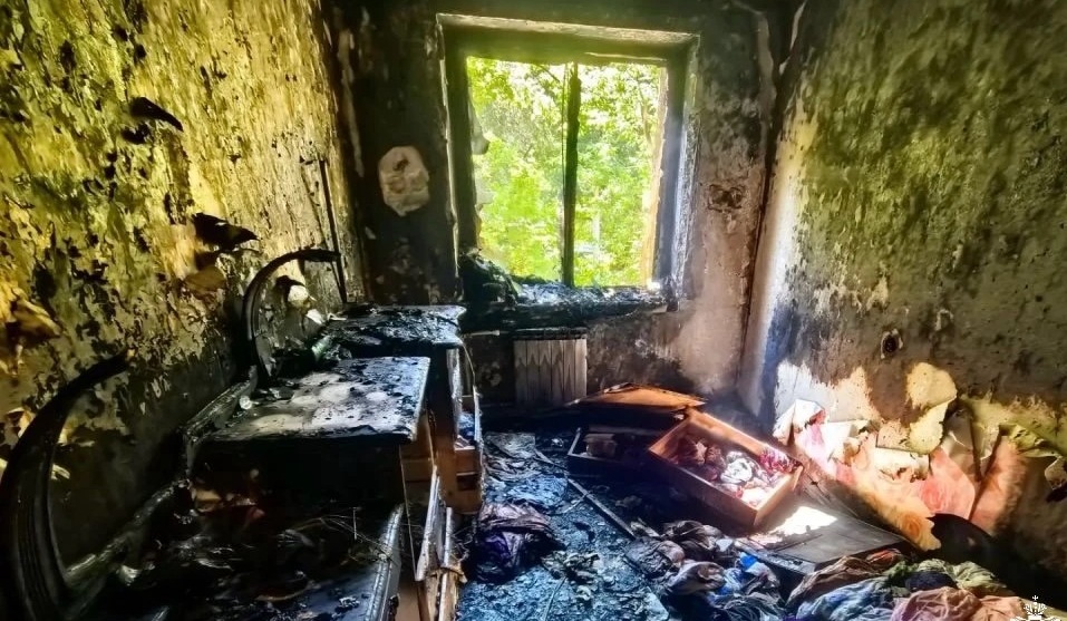 Ребёнок надышался дымом, пытаясь выбраться из горящего дома в Саратове