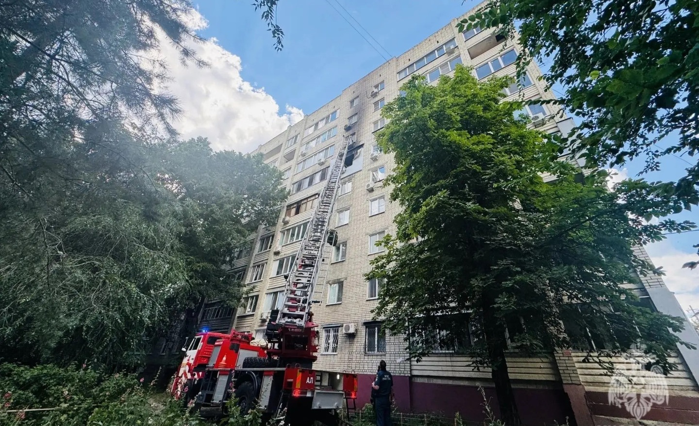 Из горящей девятиэтажки на Верхней эвакуировали 10 взрослых и одного ребёнка