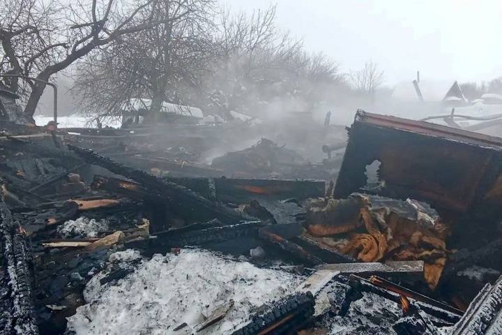 В частном доме в саратовском селе сгорел 51-летний мужчина