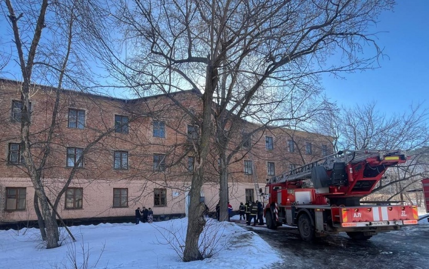 В Энгельсе загорелась трёхэтажка: люди просили о помощи