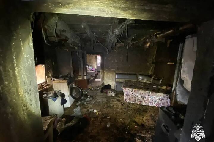 Саратовчанка пыталась выбраться из горящего дома и пострадала