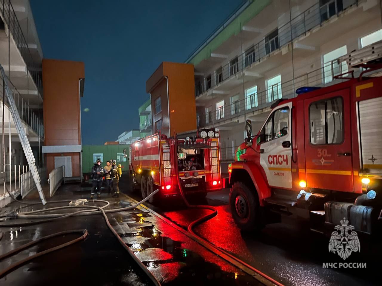 В Саратове ночью горела инфекционная больница, есть пострадавшие В Саратове ночью горела инфекционная больница, есть пострадавшие
