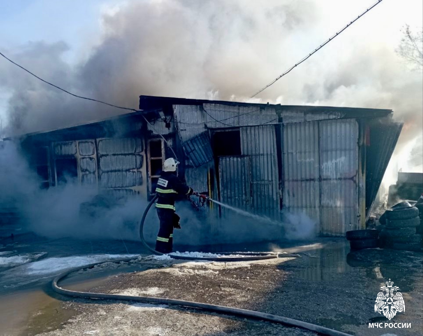 Гараж с двумя автомобилями сгорел в саратовском селе Гараж с двумя автомобилями сгорел в саратовском селе