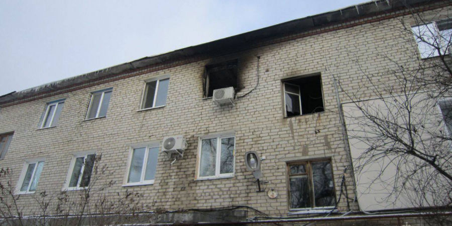 Жительница энгельсской трёхэтажки едва не погибла на пожаре, не дождавшись от УК ремонта крыши: приговор