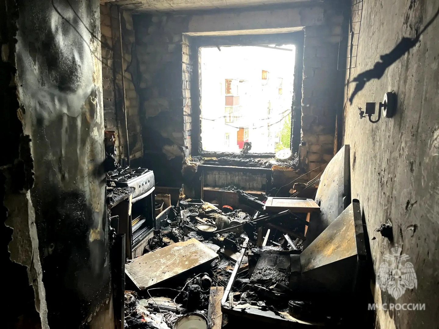 В Саратове из горящей квартиры вывели двух горожанок