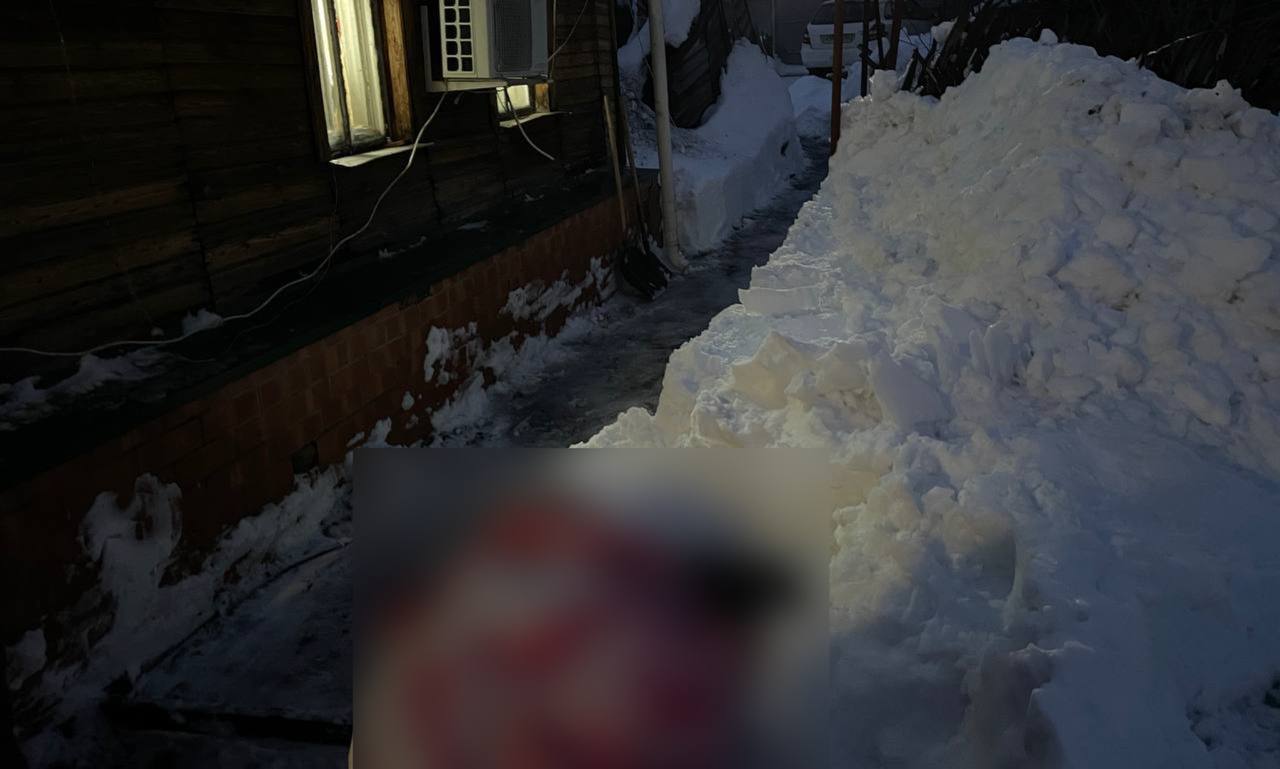 Саратовца убило снегом во дворе частного дома