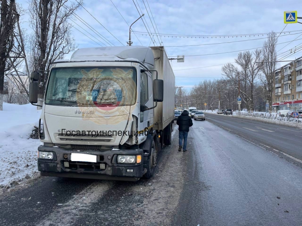 Грузовик сбил прохожую в Саратове на Шехурдина