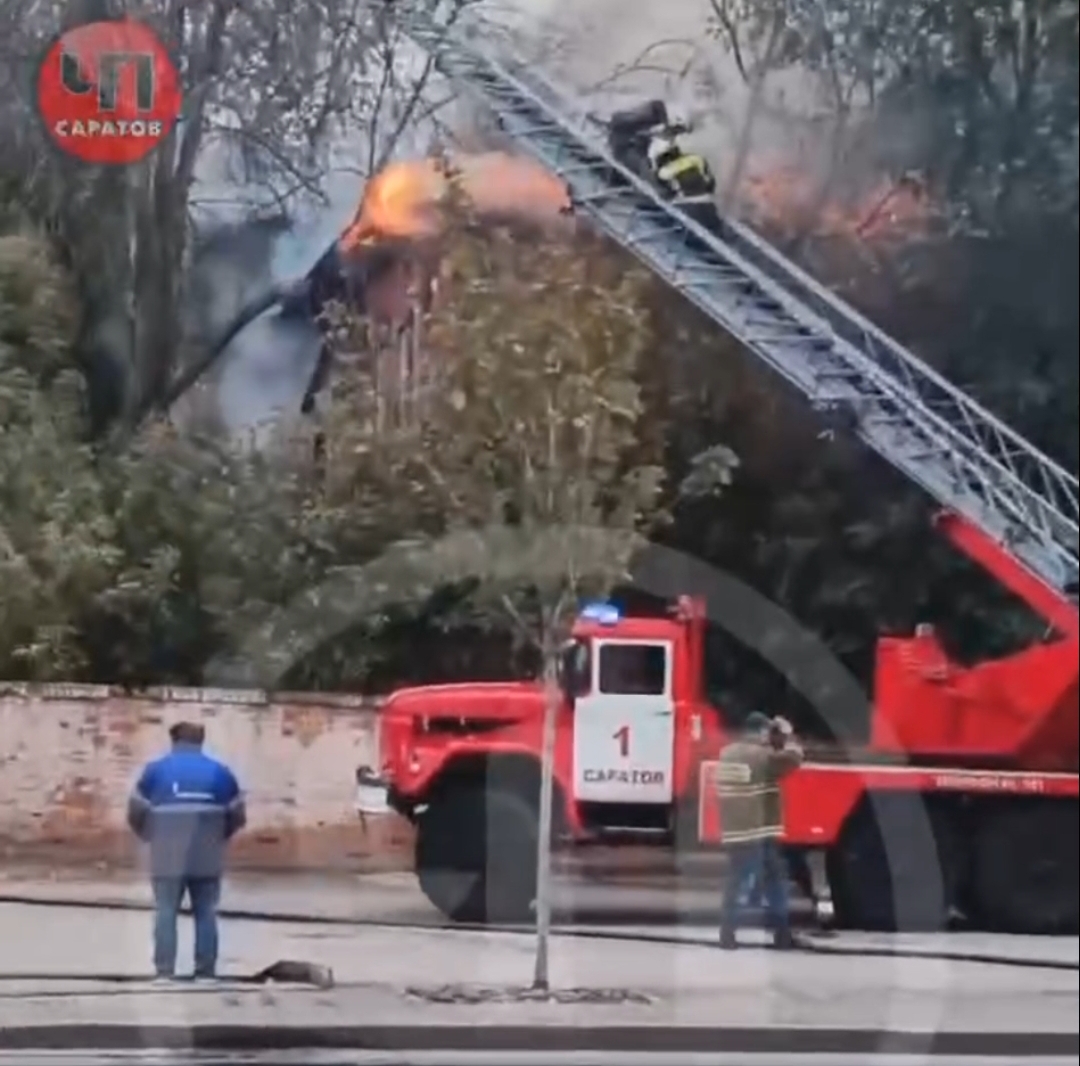 В центре Саратова загорелся расселенный дом В центре Саратова загорелся расселенный дом